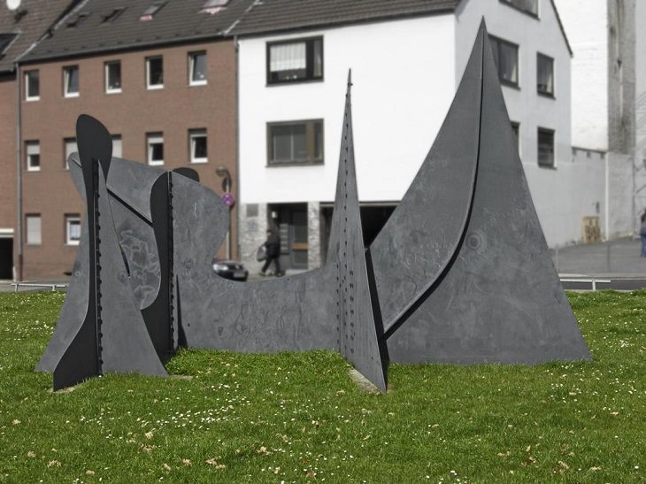 Famous sculptures and works of art from 20th Century American artist and sculptor, Alexander Calder, Pointes et Courbes (1979), Monchengladbach, Germany
