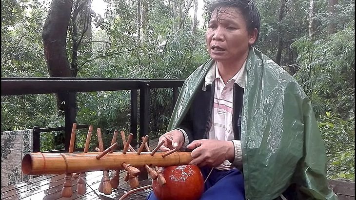The beautiful sights and tourist activities in the Mondul Kiri (Mondulkiri) province of Cambodia, Locals of this province play the Kong ring (tube zither) on the streets
