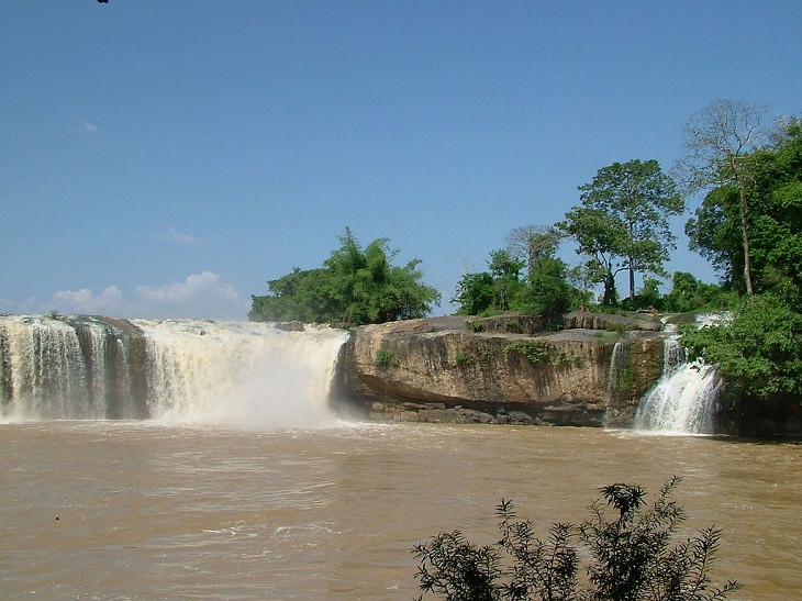 The beautiful sights and tourist activities in the Mondul Kiri (Mondulkiri) province of Cambodia, Preaek Chhbaar is another Mondulkiri lake and waterfall that shares a border with the Đắk Nông province of Vietnam