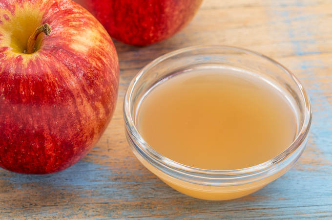 apple cider vinegar and apples