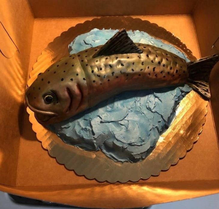 Interesting and creatively designed cakes that look too realistic to eat, a cake resembling a salmon in water