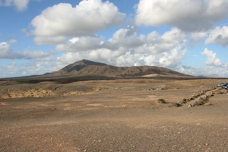Photographs of the best sights and destinations in Lanzarote, one of the most popular islands in Spain’s Canary Islands, Hacha Grande, a 2000 foot mountain that is part of the highest mountain range in Lanzarote