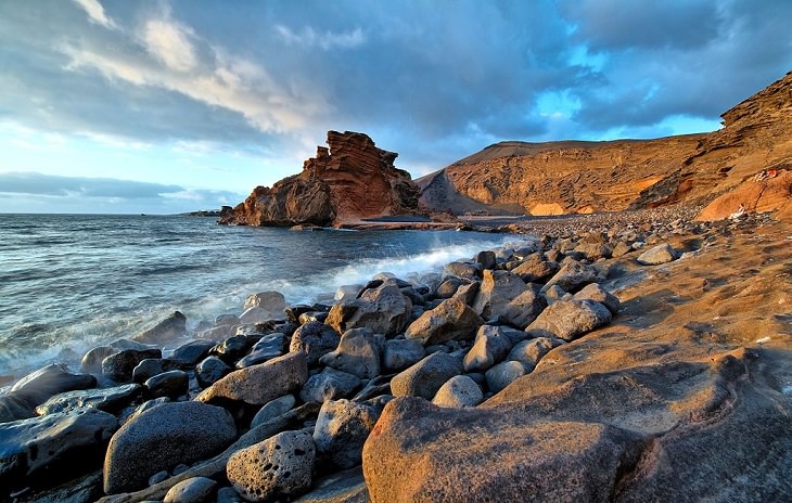 Photographs of the best sights and destinations in Lanzarote, one of the most popular islands in Spain’s Canary Islands, the beach at El Golfo (The Gulf), a town in Lanzarote