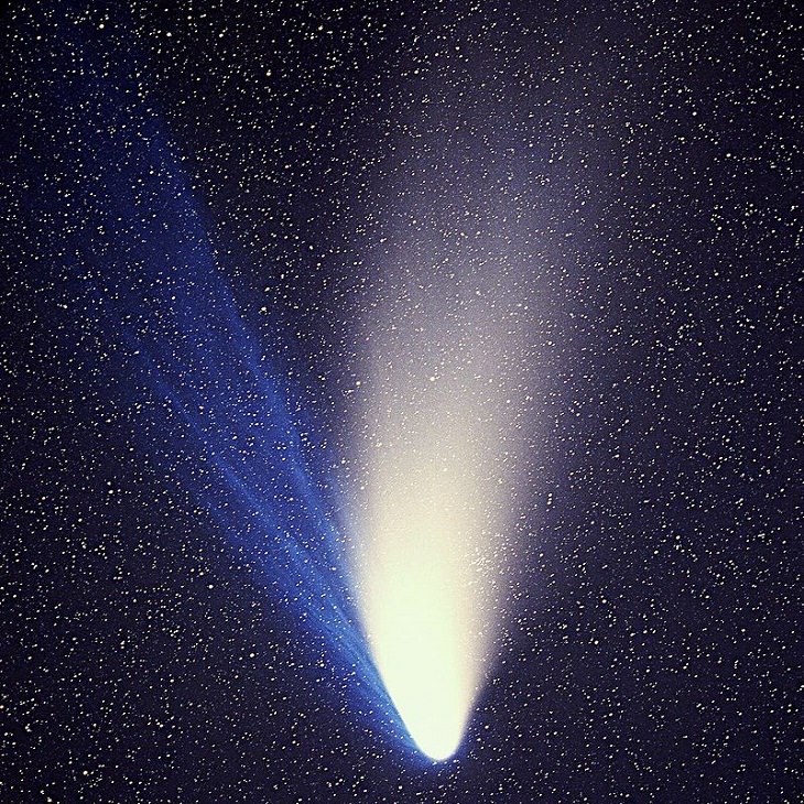 Comets that passed over earth in the last 5 centuries, Comet Hale–Bopp, which remained visible to the naked eye for 18 months, officially designated C/1995 O1