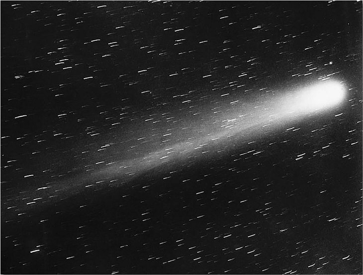 Comets that passed over earth in the last 5 centuries, Halley’s Comet in 1910, the only comet that is regularly visible on Earth, returning every 75 to 76 years, officially designated 1P/Halley