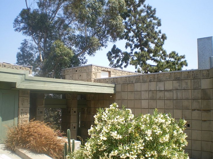 Houses and buildings designed by architect Frank Lloyd Wright, pioneer of organic architecture, prairie school homes and textile block buildings, Samuel Freeman House, Hollywood Hills, Los Angeles, California
