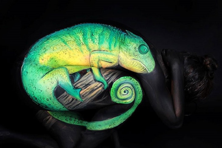 Beautiful works of body art which are painted to give the illusion of things in nature and the world, Gesine Marwedel, Chameleon