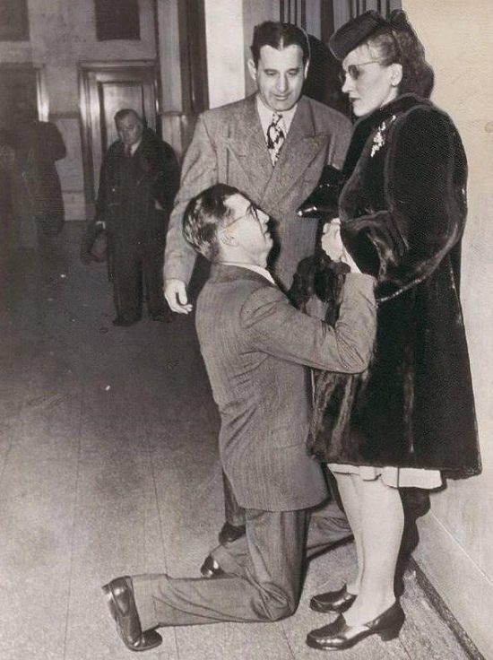 Historic photographs, A man gets on his knees for his wife in a Chicago Divorce court in 1948