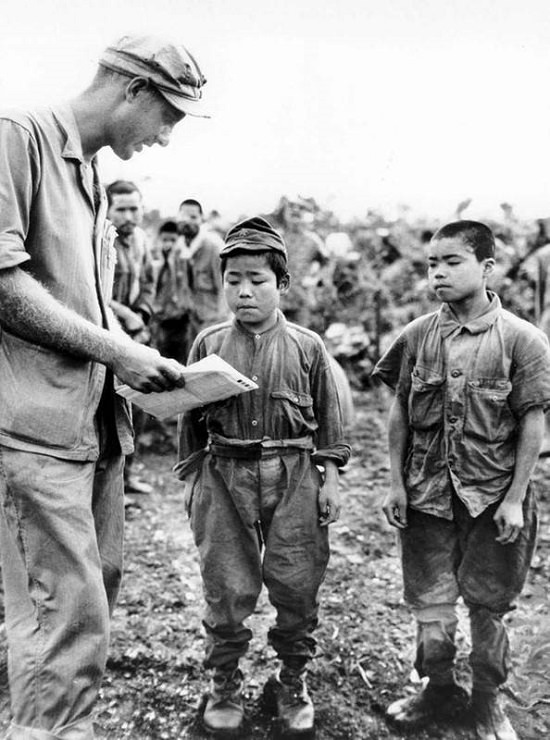 Historic photographs, An American marine tries to communicate with 2 captured Japanese child soldiers in 1945