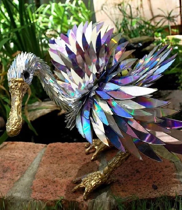 Animal sculptures by Sean Avery made from recycled CD’s