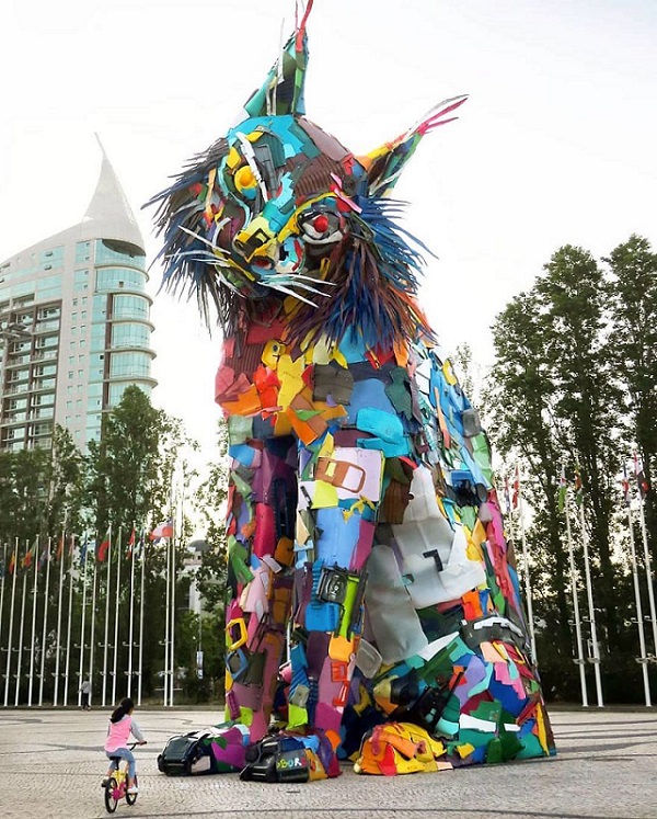 Animal Sculptures made of Trash by Portuguese Artist Artur Bordalo (Bordalo II), with an important anti-pollution message about the environment, ​cat