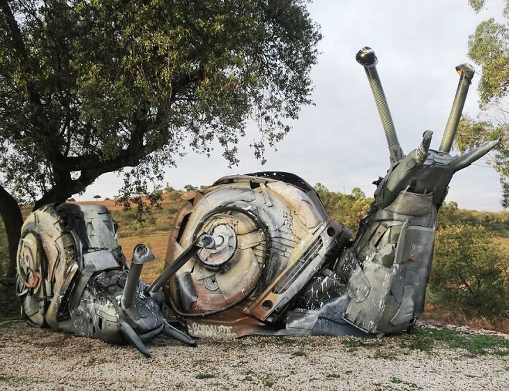 Animal Sculptures made of Trash by Portuguese Artist Artur Bordalo (Bordalo II), with an important anti-pollution message about the environment, slug, snails