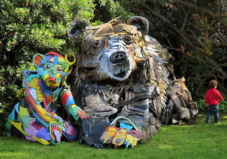 Animal Sculptures made of Trash by Portuguese Artist Artur Bordalo (Bordalo II), with an important anti-pollution message about the environment, ​bears