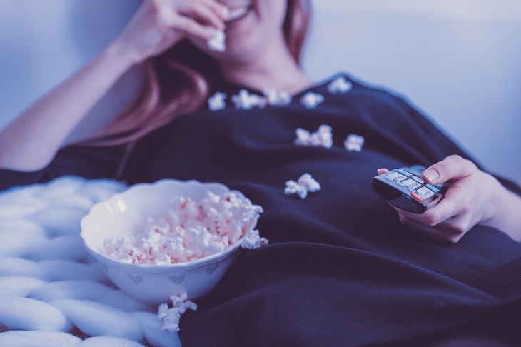 tips for enjoying indoor and virtual date nights during the quarantine and COVID-19 Lockdown, have regular movie or show dates