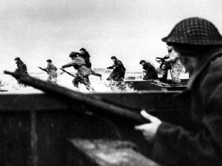 Incredible moments in historical captured on camera, important historical photographs, Canadian troops arriving at Juno Beach in the town of Courseulles, in Normandy, France, in 1944