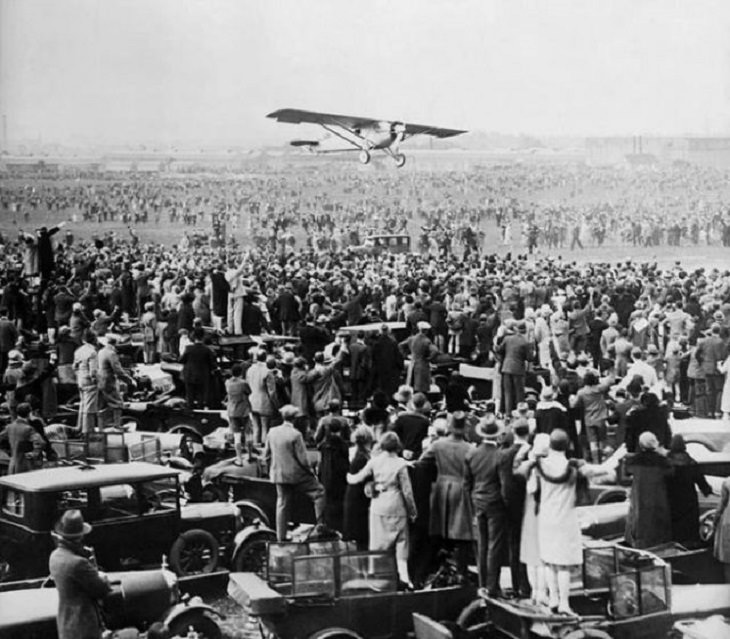 Incredible moments in historical captured on camera, important historical photographs, The world’s first nonstop solo transatlantic flight ends, as Charles Lindbergh makes his landing in Le Bourget Field, Paris on May 21, 1927