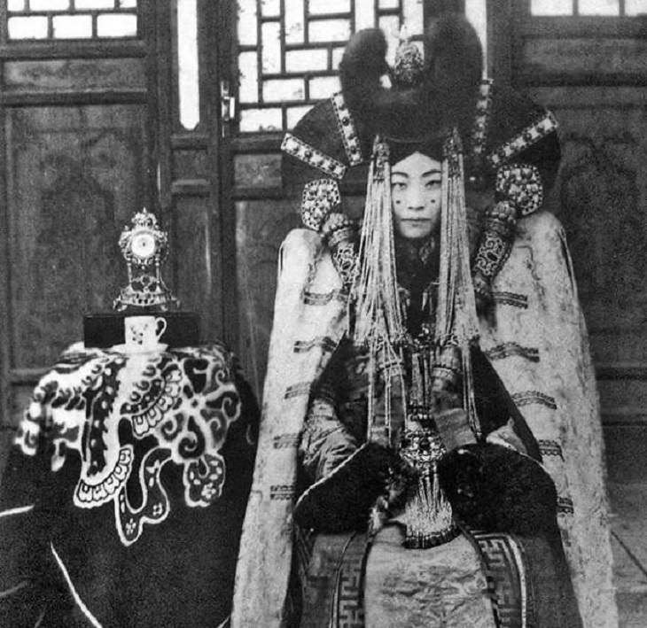 Incredible moments in historical captured on camera, important historical photographs, Queen Genepil (1905-1938), the last queen of Mongolia, who along with a heavy portion of the Mongolian population, was executed as a part of the systematic destruction of their culture