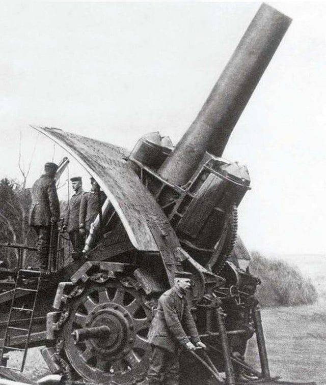 Incredible moments in historical captured on camera, important historical photographs, The giant howitzer, named “Big Bertha”, with the Germans on the Western Front in 1915