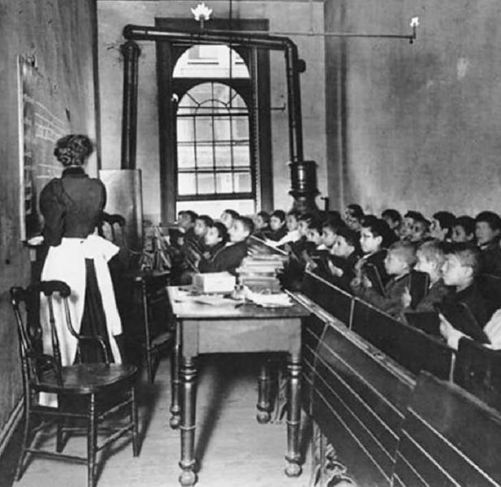 Incredible moments in historical captured on camera, important historical photographs, Children sitting huddled together in a New York City school, in 1888