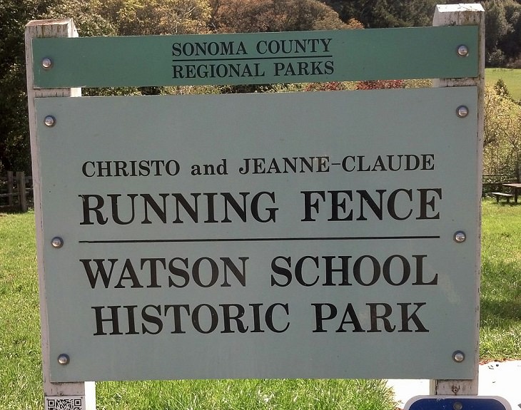 As obras únicas e monumentais incríveis de obras de arte de Christo e Jeanne Claude, uma homenagem ao artista Christo que morreu em 1º de junho de 2020, no Parque Histórico Regional de Running Fence & Watson School, Sonoma County, Califórnia