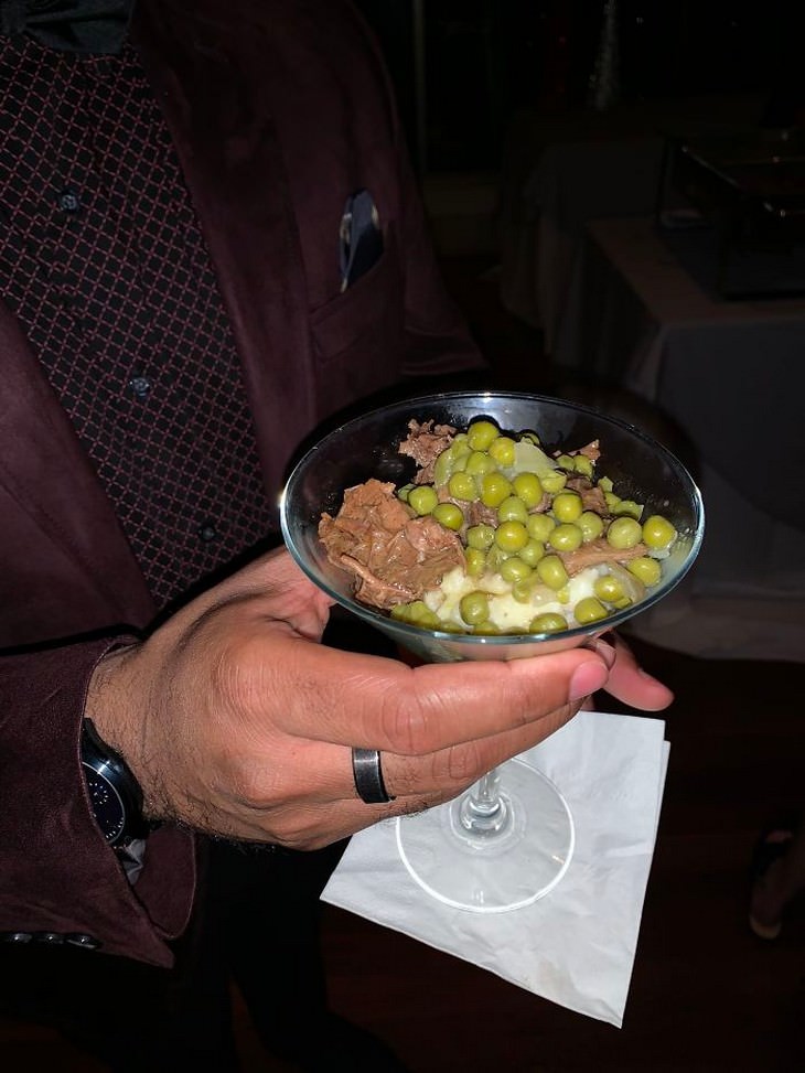 Platillos de restaurantes servidos de forma extraña cena en una copa de martini