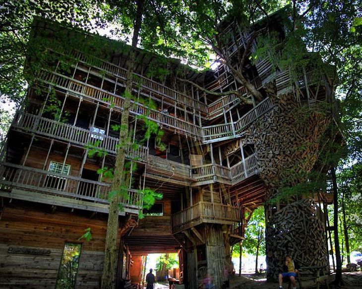 Most incredible and beautiful treehouses and treehotels from around the world, Minister’s Treehouse, said to be the world’s tallest treehouse, located in Crossville, Tennessee, USA