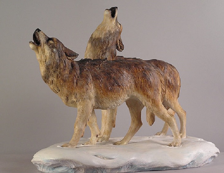 Realistic Animal Sculptures carved out of wood by woodworking Italian artist Guiseppe Rumerio, wolves howling