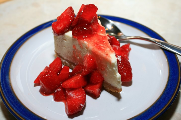 Recipes for delicious, simple and easy sugarless, sugar-free desserts, No Bake Sugarless Strawberry Cheesecake