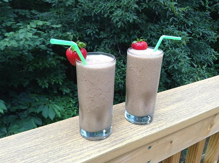 Recipes for delicious, tasty, healthy smoothies that are good for diabetics, Peanut Butter and Berry smoothie