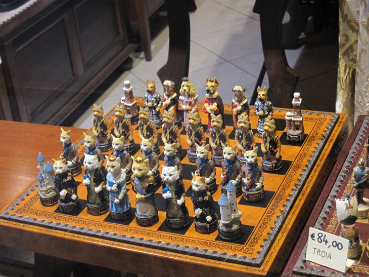 Unique and creative chess sets, Cats versus Dogs Chess Set