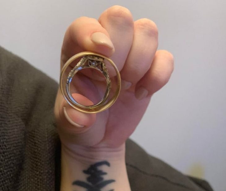 Photographs that show the size of objects and animals by comparison, The size difference between a woman’s wedding ring and her husband’s