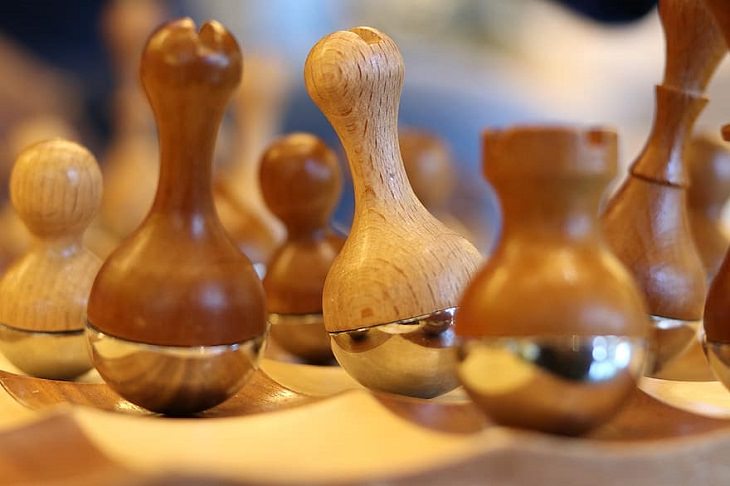 Unique and creative chess sets, Wobble Chess Set