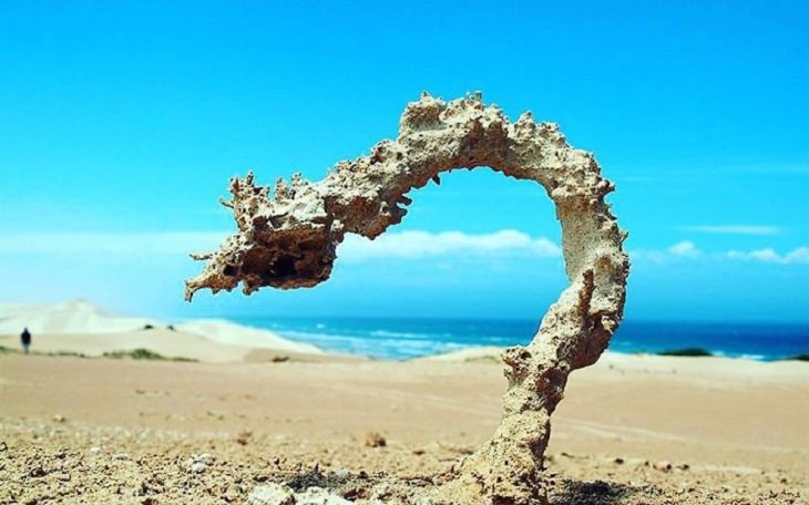 Cool mistaken experiments and events that show accidental science can be beautiful, What happens to sand on a beach when after it’s been hit by lightning