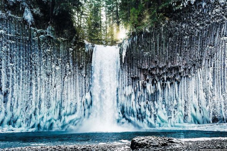 Cool mistaken experiments and events that show accidental science can be beautiful, What happens when mist freezes around a waterfall