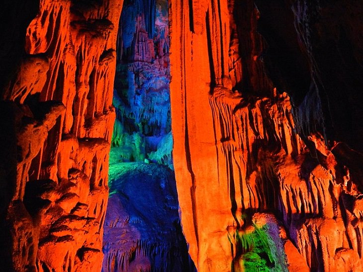 A virtual tour and gallery of photos of the Reed Flute Cave, in Guilin, China