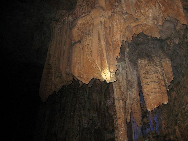 A virtual tour and gallery of photos of the Reed Flute Cave, in Guilin, China