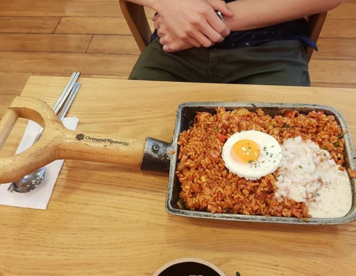 Hilariously creative replacements for plates, shovel of fried rice