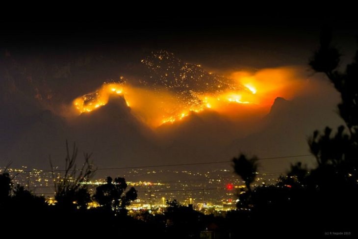 Photos showing the power and aftermath of natural disasters, Mountain on fire in Tucson, Arizona