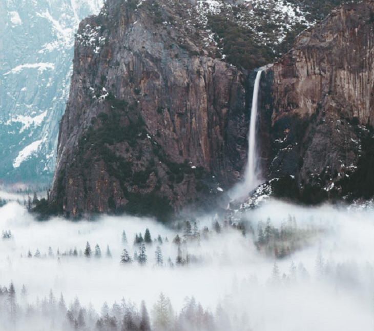Los Desastres Naturales Captados En Estas Fotografías Una tormenta se asienta sobre una ladera en Yosemite, California