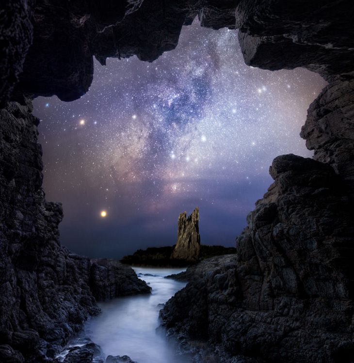 Astronomy photographs of the night sky and nightscapes by Marcin Zajac, Galactic Portal, on the coast of Australian city Kiama, showing us the core of the Milky Way and Jupiter