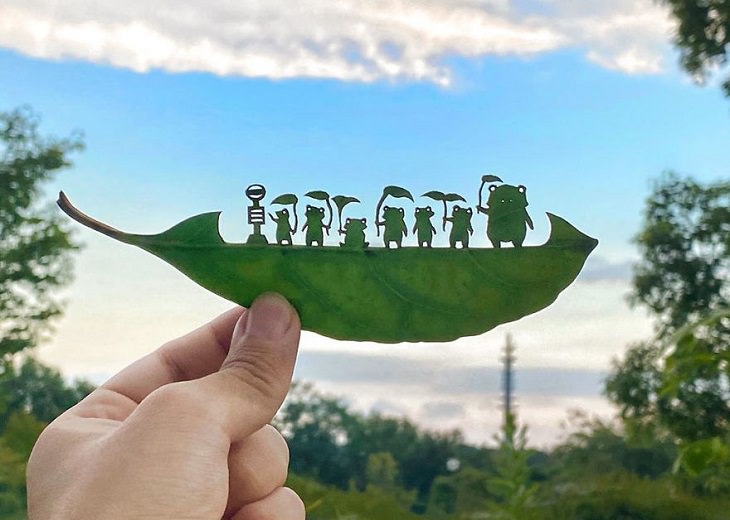 Lito Leaf Art, Japanese artist carves out detailed and intricate drawings of animals on leaves, I wonder when the bus will come.