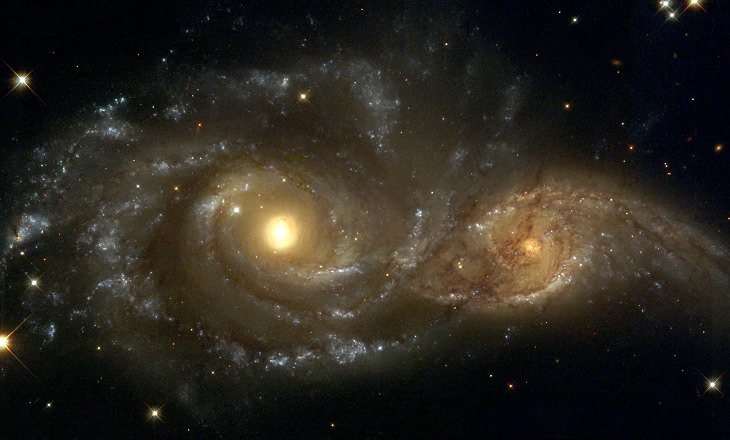 Photo gallery of the most unusual and strangely beautiful galaxies found in the universe and across space, Collision of the spiral galaxies NGC 2207 (left) and IC 2163 (right)