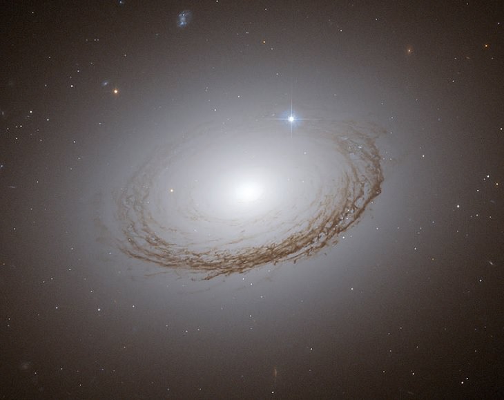 Photo gallery of the most unusual and strangely beautiful galaxies found in the universe and across space, Galaxy NGC 7049, the brightest galaxy in the Indus constellation known for its unusual ringed shape