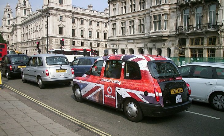 Bizarre, strange, unique and creatively designed taxi cabs found all around the world, Patriotic British Taxi, United Kingdom