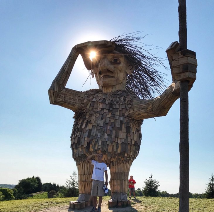 Beautiful, creative, fun and friendly troll sculptures made from recycled wood and garbage by artist Thomas Dambo found all over the world, Joe the Guardian, in Morton Arboretum, Chicago, USA