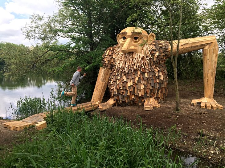 Beautiful, creative, fun and friendly troll sculptures made from recycled wood and garbage by artist Thomas Dambo found all over the world, Teddy Friendly, in Høje Taastrup, Denmark
