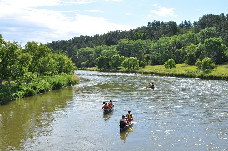 Statistics on dangerous and fatal accidents, attacks and incidents and tips and tricks for survival, whitewater boating or sailing near low head dams