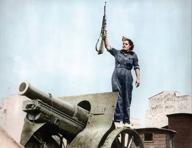 Rare and Beautifully Colorized Historical Photo A Spanish militia volunteer standing on 155-millimeter howitzer 1917 Schneider, Barcelona, mid-august 1936