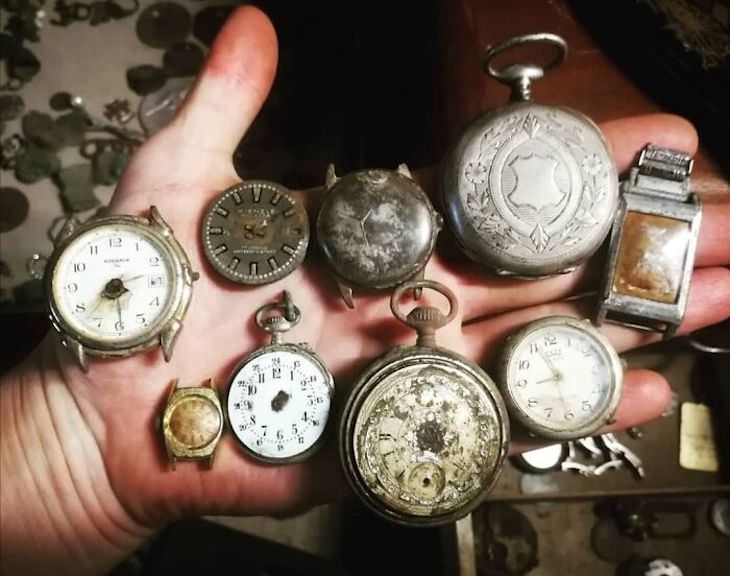 21 Cosas Descubiertas Por Detectores De Metales Una colección de relojes antiguos