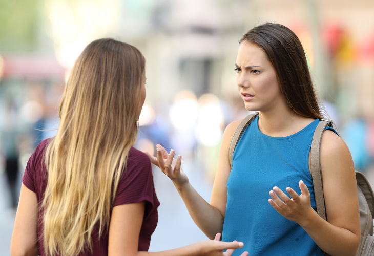 Cómo Afrontar El Final De Una Amistad, dos amigas discutiendo